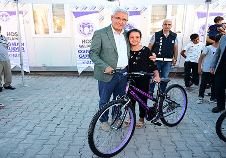 Battalgazi Belediyesi Ve Baclar Belediyesinden Konteynerde Kalan 500 ocua Bisiklet Hediye Edildi